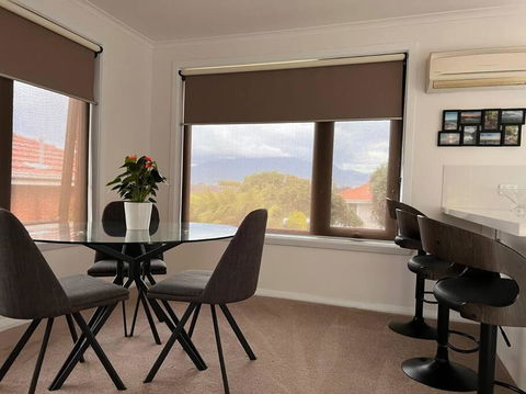 Modern Light Filled Home Near Beaches - Sunshine Coast Tourism 3