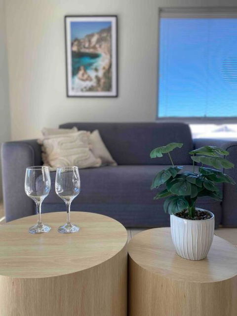 Modern Luxury 1 Bedroom Apartment - Walk To The Shops! Free Wifi - Sunshine Coast Tourism 1