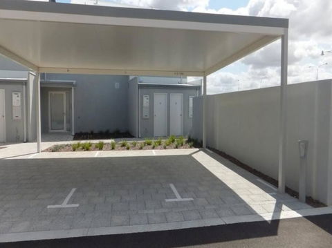Modern Luxury 1 Bedroom Apartment - Walk To The Shops! Free Wifi - Sunshine Coast Tourism 2