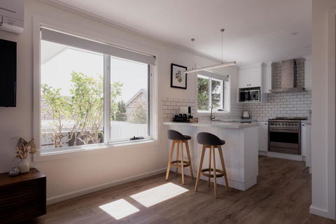 Modern Refurbished Unit In Charming Bellerive - Sunshine Coast Tourism 0