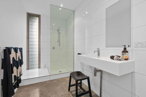 Modern Studio With Sweeping Views - Sunshine Coast Tourism 1