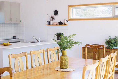 Modern Waterfront House At Susans Bay, Primrose - Sunshine Coast Tourism 3