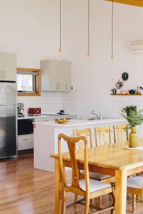 Modern Waterfront House At Susans Bay, Primrose - Sunshine Coast Tourism 1