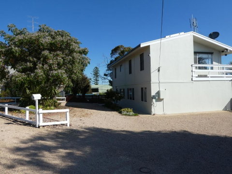 Moonta Bay Stylish Large Home 3 Min Walk From Beach And Jetty - Sunshine Coast Tourism 1