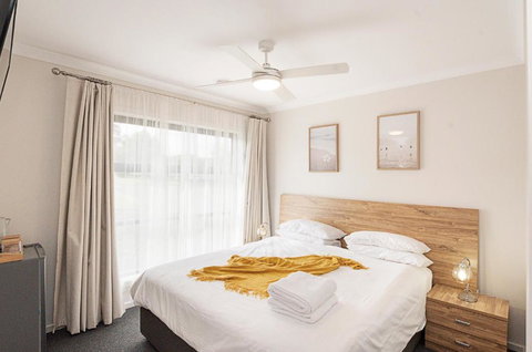 Morview Holiday Homes-Giraffe - Sunshine Coast Tourism 0