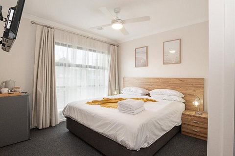 Morview Holiday Homes-Giraffe - Sunshine Coast Tourism 1