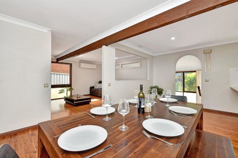 NEW PropertyBreezy Bayside Haven At Brightwaters - Holiday Sunshine Coast 1