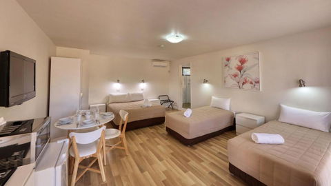 Motel Meneres - Sunshine Coast Tourism 2