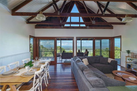 Mountain Retreat With Ocean Views And Fireplace - Sunshine Coast Tourism 2