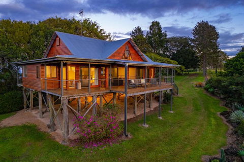 Mountain Retreat With Ocean Views And Fireplace - Sunshine Coast Tourism 3