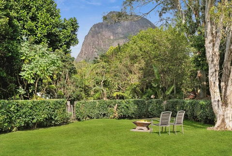 Mountain Views, Spa Bath, Pet Friendly, Near Zoo! - Sunshine Coast Tourism 0