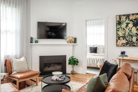 Mulgrave Street Cottage- Renovated Comfort - Holiday Sunshine Coast 1