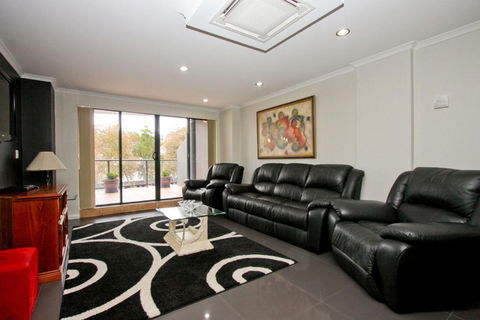 Nautilos On The Harbour - Sunshine Coast Tourism 3