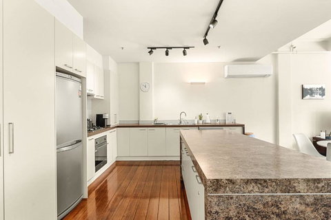 New York Style Apartment In The Heart Of Bendigo - Holiday Sunshine Coast 1