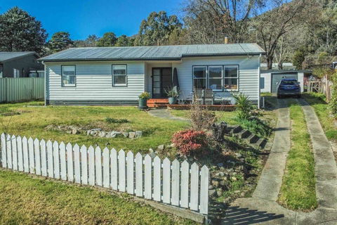 Mount Beauty 3BR Home - Sunshine Coast Tourism 0