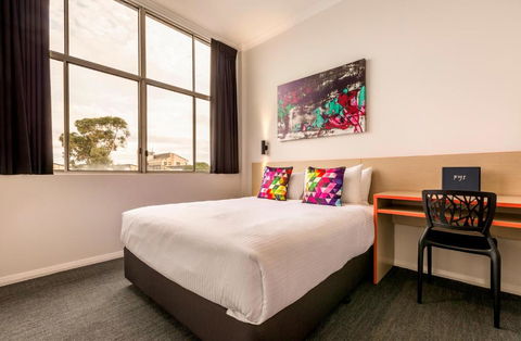 Nightcap At Ashley Hotel - Sunshine Coast Tourism 0