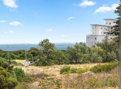 North Coogee Escape 2B2B - Holiday Sunshine Coast 0