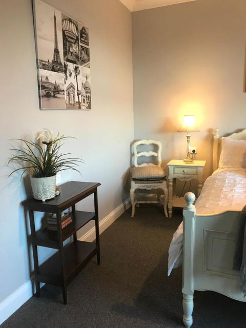 Number 10 -Queen Room With B/fast - Sunshine Coast Tourism 3