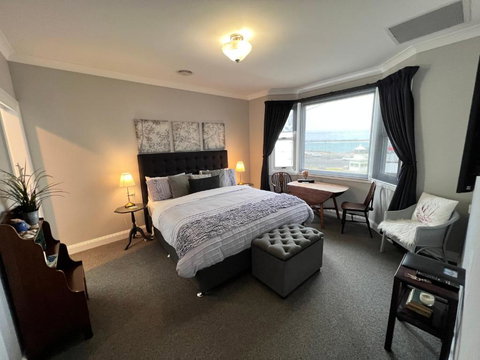 Number 10 -King Bed With Breakfast - Sunshine Coast Tourism 0