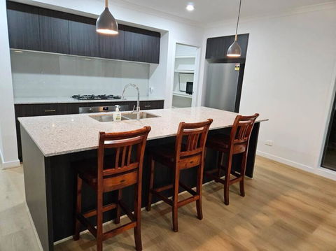 O Stylish 4 Room Oasis With 65 TV - Sunshine Coast Tourism 2