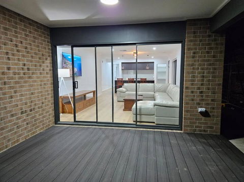 O Stylish 4 Room Oasis With 65 TV - Sunshine Coast Tourism 3