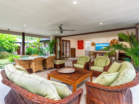 Oasis Beachfront Mirage - Holiday Sunshine Coast 1