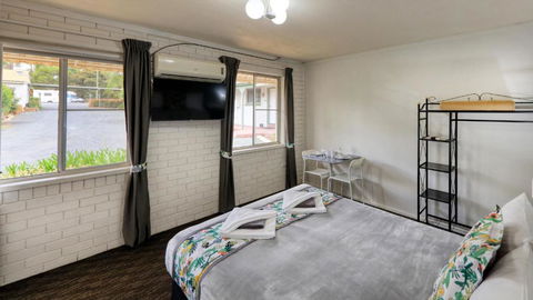 Oasis Motel - Holiday Sunshine Coast 3