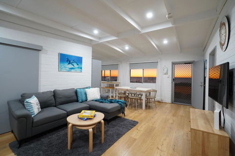 OCEA84 - Quinns Beach Shack: Ocean Views - Sunshine Coast Tourism 0