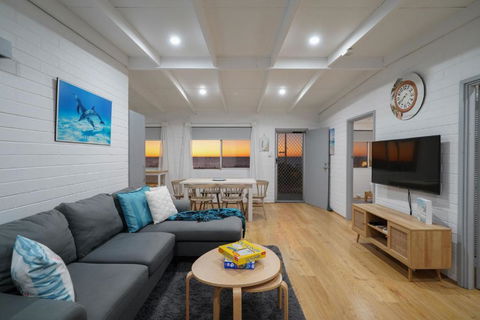 OCEA84 - Quinns Beach Shack: Ocean Views - Sunshine Coast Tourism 3