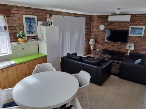 Ocean Beach Chalet 16 - Sunshine Coast Tourism 3