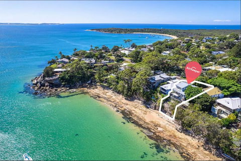 Ocean Front Luxury The Lambeth Walk - Holiday Sunshine Coast 1