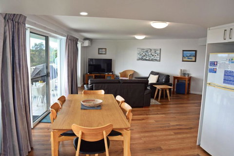 Ocean Shores Apartment 14 - Bring Your Own Linen. - Holiday Sunshine Coast 1