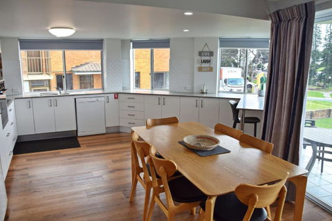 Ocean Shores Apartment 14 - Bring Your Own Linen. - Holiday Sunshine Coast 3