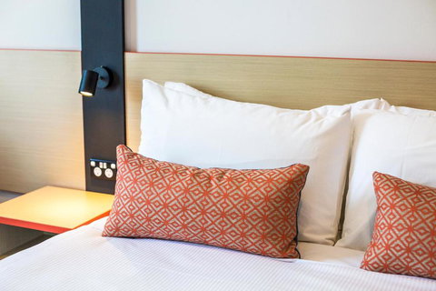 Nightcap At Regents Park Hotel - Holiday Sunshine Coast 1