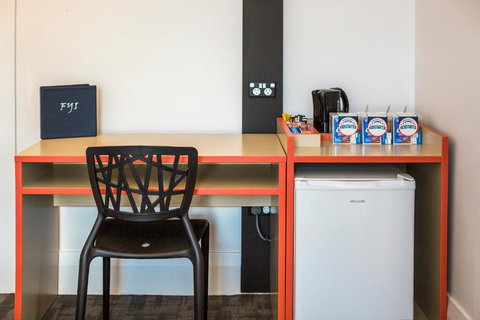 Nightcap At Regents Park Hotel - Holiday Sunshine Coast 2