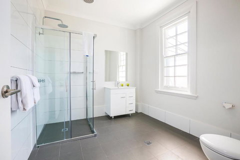 Nightcap At Regents Park Hotel - Holiday Sunshine Coast 3