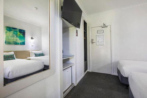 Nightcap At Skyways Hotel - Sunshine Coast Tourism 3