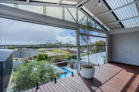 Oasis - Holiday Sunshine Coast 0