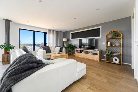 Ocean & Country Views, Spa, Pets Welcome, Fireplace - Your Ocean Oasis 10 Minutes To Phillip Island - Sunshine Coast Tourism 3