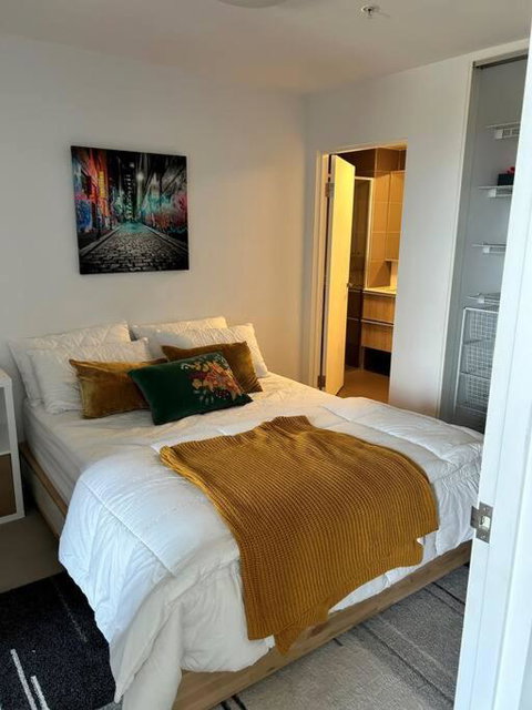 Ocean View Modern 2 Bedroom With Parking In St Kilda - Holiday Sunshine Coast 0