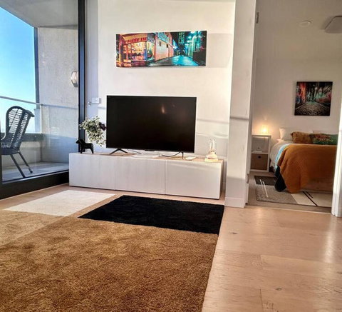 Ocean View Modern 2 Bedroom With Parking In St Kilda - Holiday Sunshine Coast 1