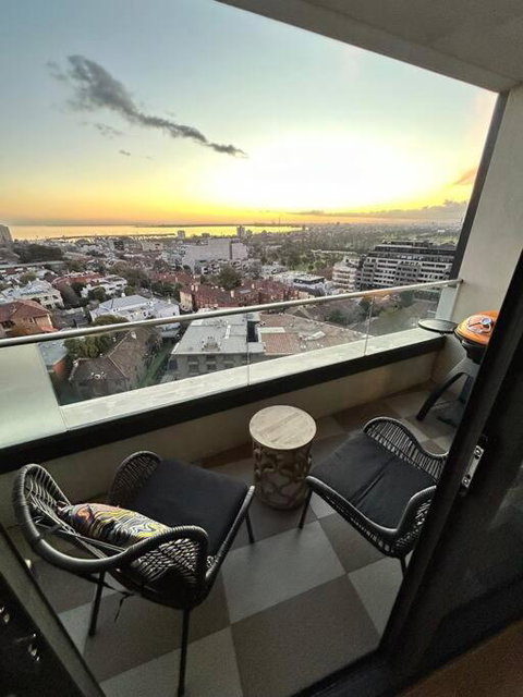 Ocean View Modern 2 Bedroom With Parking In St Kilda - Holiday Sunshine Coast 3
