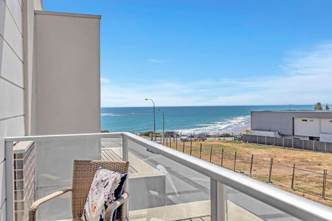 Oceanside At Christies Beach - Contemporary Comfort - Holiday Sunshine Coast 1