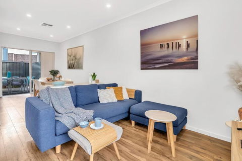 Oceanside At Christies Beach - Contemporary Comfort - Holiday Sunshine Coast 2