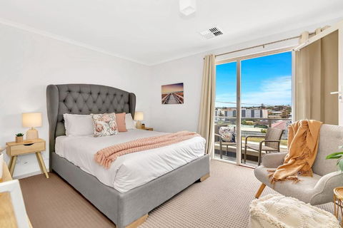 Oceanside At Christies Beach - Contemporary Comfort - Holiday Sunshine Coast 0