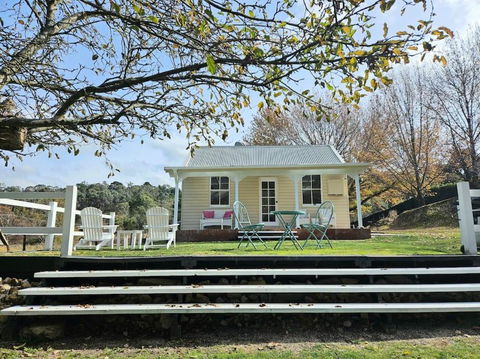 Old Oak Tree Cottage - Sunshine Coast Tourism 0