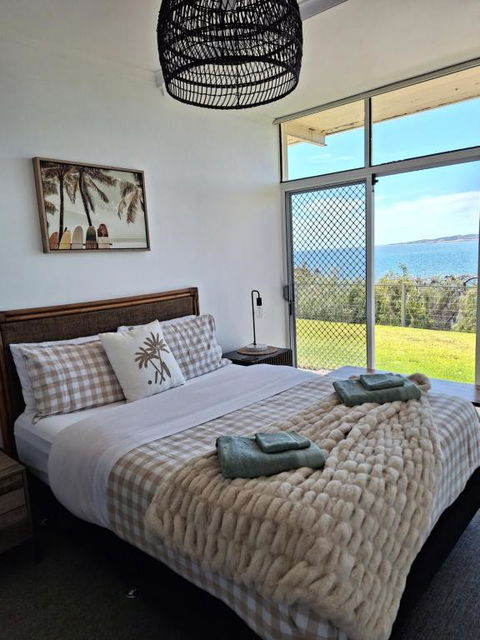 ON THE WATERS EDGE - Sunshine Coast Tourism 3