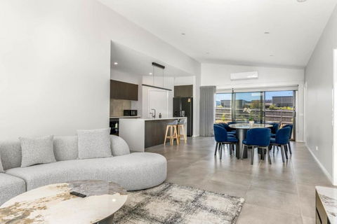 Opulence Cove - Sunshine Coast Tourism 0