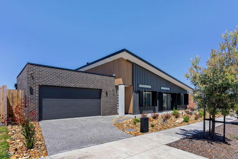 Opulence Cove - Sunshine Coast Tourism 1