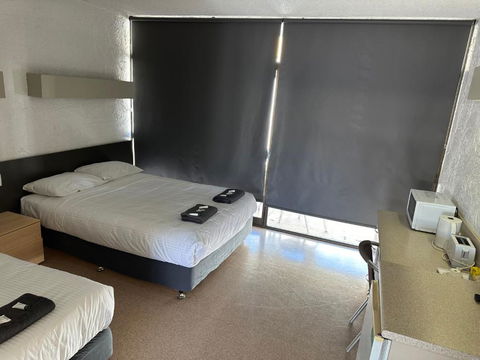 Overlander Hotel - Holiday Sunshine Coast 1